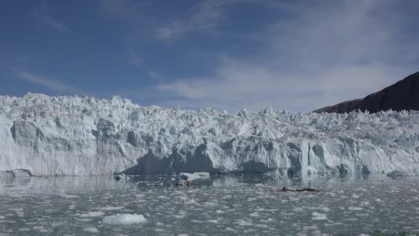 Круизы по Антарктике. Гигантский плавающий Айсберг от таяния ледника в Антарктиде. Глобальное потепление и изменение климата. Пейзаж снежных гор — стоковое видео