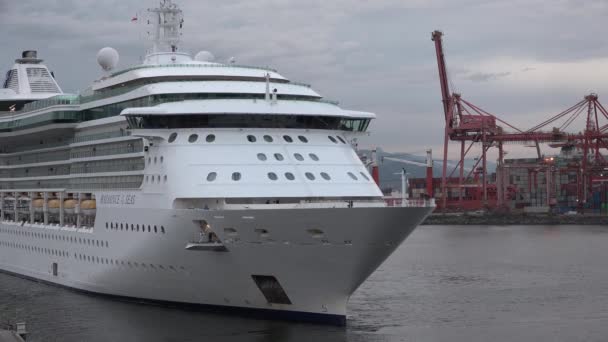 Vancouver, Canada, 25 augustus 2017. Het cruiseschip komt de zeehaven binnen. — Stockvideo