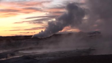 İzlanda. Dumanı tüten fümeroller ve gayzerlerden akan sıcak su ile jeotermal bölge vadisi.