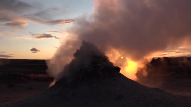 İzlanda. Dumanı tüten fümeroller ve gayzerlerden akan sıcak su ile jeotermal bölge vadisi.