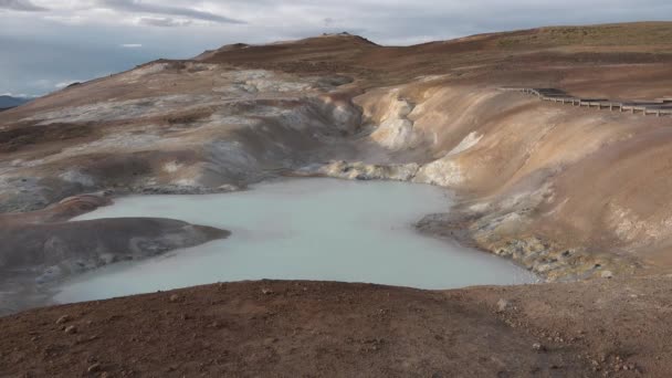 Iceland. Geothermal region area valley with smoking fumaroles and hot streaming water from geysers. — Stock Video