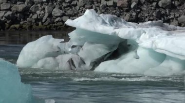 İzlanda. Jokulsarlon Buzul Gölü 'nde yüzen buzdağları. Jokulsarlon, İzlanda 'nın güneydoğusunda Vatnajokull Ulusal Parkı yakınlarında bulunan bir buzul gölüdür. 4K
