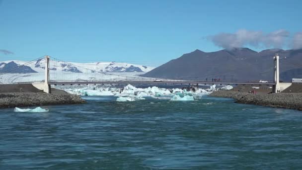 Island. Plovoucí ledovce v Ledovcové laguně Jokulsarlon. Jokulsarlon je ledovcové jezero na jihovýchodě Islandu poblíž národního parku Vatnajokull. 4K — Stock video