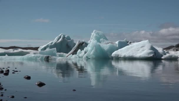 İzlanda. Jokulsarlon Buzul Gölü 'nde yüzen buzdağları. Jokulsarlon, İzlanda 'nın güneydoğusunda Vatnajokull Ulusal Parkı yakınlarında bulunan bir buzul gölüdür. 4K — Stok video