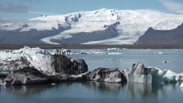 Island. Plovoucí ledovce v Ledovcové laguně Jokulsarlon. Jokulsarlon je ledovcové jezero na jihovýchodě Islandu poblíž národního parku Vatnajokull. 4K — Stock video