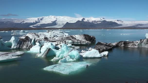İzlanda. Jokulsarlon Buzul Gölü 'nde yüzen buzdağları. Jokulsarlon, İzlanda 'nın güneydoğusunda Vatnajokull Ulusal Parkı yakınlarında bulunan bir buzul gölüdür. 4K — Stok video