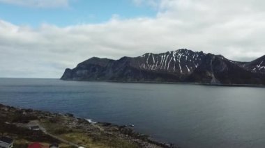 Bir hava manzarası. Drone. Deniz manzarası ve resimli sahiller. Resimli deniz koyunun yukarıdan insansız hava aracı görüntüsü