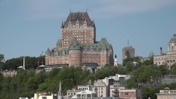 Kanada. Quebec. Pohled na město Quebec s historickou památkou Hrad Frontenac při západu slunce. — Stock video