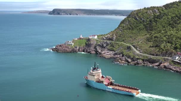 Crucero. Canadá. Viajar a lo largo de costas canadienses. — Vídeos de Stock