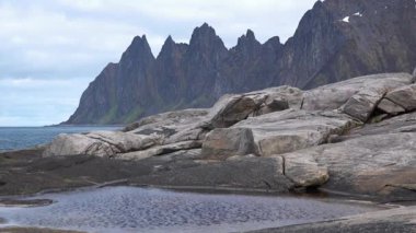 Norveç. İskandinavya 'nın dağları ve fiyortları. Güzel Doğa Norveç Doğal Arazisi, Lofoten Adası.
