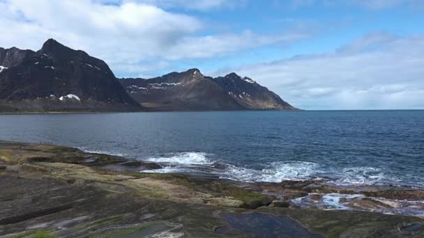Норвегия. Горы и фьорды Скандинавии. Природный ландшафт Норвегии, остров Лофотен. — стоковое видео