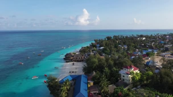 Zanzibar. Vista aérea Zanzibar Tanzânia. Drone voando sobre a costa com rochas e recifes nas margens do índio — Vídeo de Stock