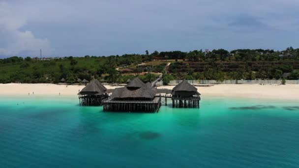 Zanzibar. Hava manzaralı Zanzibar Tanzanya. Hindistan kıyılarında kaya ve resiflerle kıyı şeridinde uçan insansız hava aracı. — Stok video