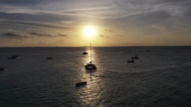 Zanzibar. Hint Okyanusu 'nda bir yat. Yerel bir Dhow teknesinin klibi..