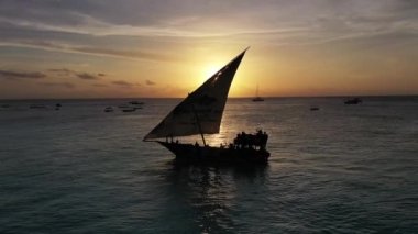 Zanzibar. Hint Okyanusu 'nda bir yat. Yerel bir Dhow teknesinin klibi..