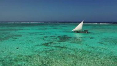Zanzibar. Hint Okyanusu 'nda bir yat. Yerel bir Dhow teknesinin klibi..