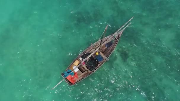 Sansibar. Eine Jacht im Indischen Ozean. Luftaufnahme eines lokalen Dhau-Bootes. — Stockvideo