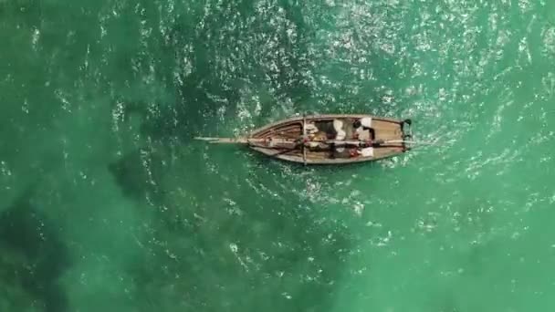 Zanzibar. Um iate no Oceano Índico. Clipe aéreo de um barco local Dhow. — Vídeo de Stock