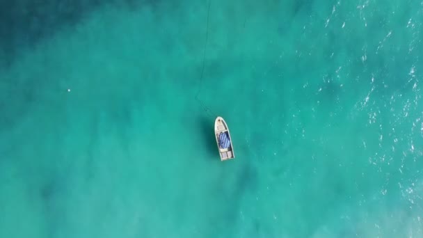 Zanzibar. Um iate no Oceano Índico. Clipe aéreo de um barco local Dhow. — Vídeo de Stock