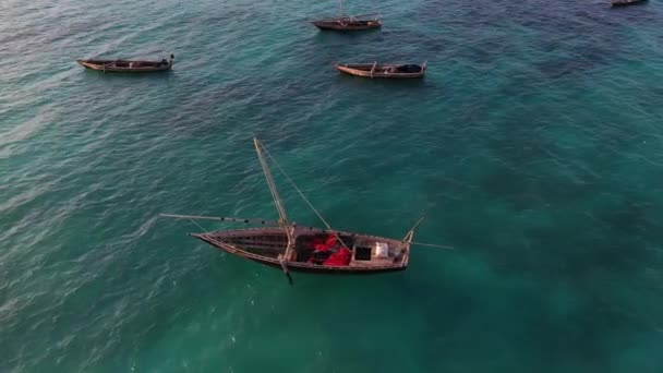 Zanzibar. Um iate no Oceano Índico. Clipe aéreo de um barco local Dhow. — Vídeo de Stock