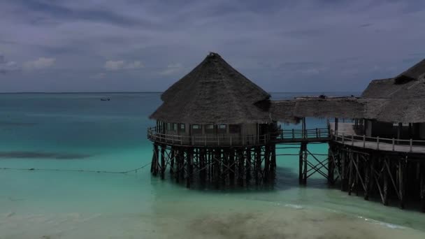 Vista aérea da aldeia de Nungwi discrict, Lagoa Azul, parte norte de Zanzibar, Praia Branca, Paraíso das Palmeiras, Tanzânia de cima — Vídeo de Stock