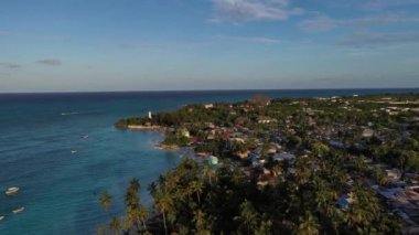 Nungwi köyünün hava manzarası, Mavi Göl, Zanzibar 'ın kuzeyi, Beyaz Sahil, Palmiye cenneti, yukarıdan Tanzanya