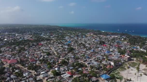 Vista aérea da aldeia de Nungwi discrict, Lagoa Azul, parte norte de Zanzibar, Praia Branca, Paraíso das Palmeiras, Tanzânia de cima — Vídeo de Stock