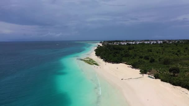 Luftaufnahme des Dorfes Nungwi, Blaue Lagune, Nordteil von Sansibar, Weißer Strand, Palmenparadies, Tansania von oben — Stockvideo