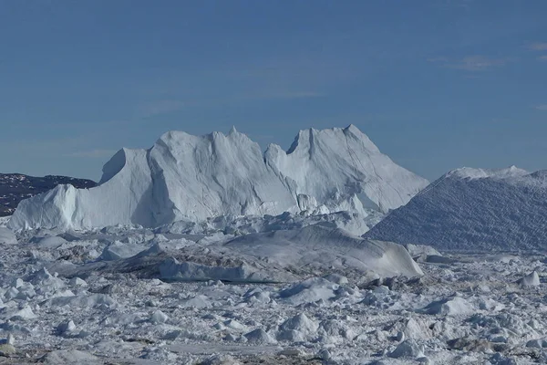 グリーンランドだ。北極圏の氷河からの氷山と氷。イルリサット氷原の氷山。気候変動や地球温暖化の影響を受け. — ストック写真