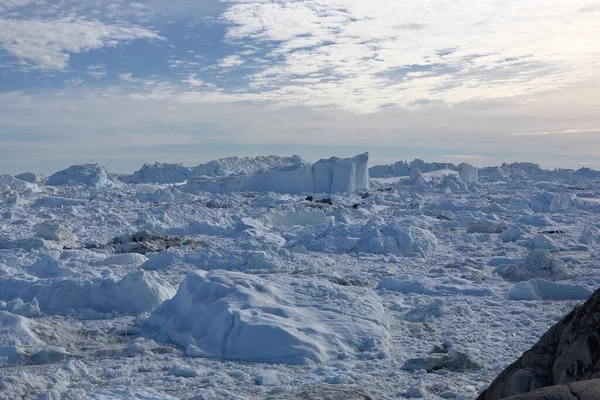 Groenlândia. Iceberg e gelo da geleira na natureza ártica. Icebergs em Ilulissat Ilulissat. Afetada pelas alterações climáticas e pelo aquecimento global. — Fotografia de Stock