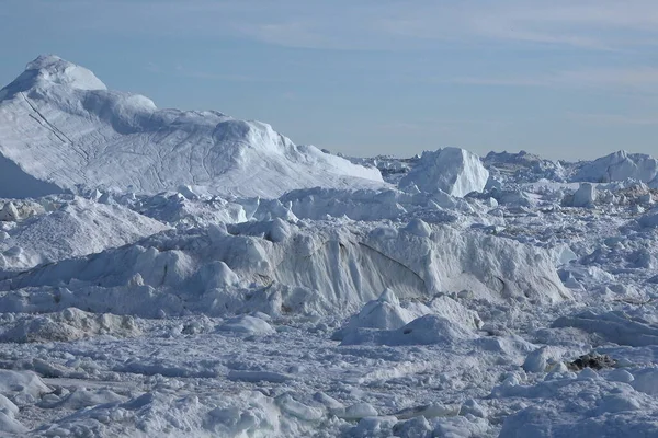 グリーンランドだ。北極圏の氷河からの氷山と氷。イルリサット氷原の氷山。気候変動や地球温暖化の影響を受け. — ストック写真