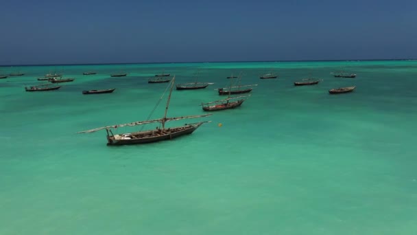 Rybářská loď na tyrkysových vlnách Indického oceánu. Zanzibar. Tanzanie. — Stock video