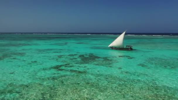 Лодка на индийском острове Океан. Занзибар - Танзанийский архипелаг — стоковое видео