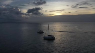 Hint Okyanusu 'nda tekne gezintisi. Balıkçılar, Zanzibar' da günbatımında ahşap dnasıl yelken açarlar? Zanzibar bir Tanzanya takımadasıdır.