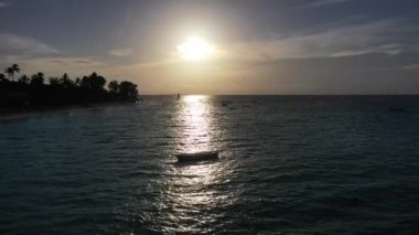 Hint Okyanusu 'nda tekne gezintisi. Balıkçılar, Zanzibar' da günbatımında ahşap dnasıl yelken açarlar? Zanzibar bir Tanzanya takımadasıdır.