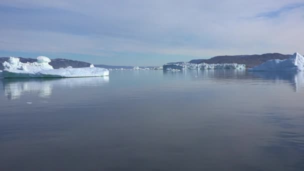 Antártida. Iceberg flotante gigante del derretimiento del glaciar en la Antártida. Vista y 4K disparando desde un yate. Calentamiento global y clima — Vídeos de Stock