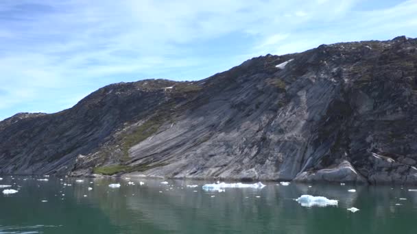 Antarktis. Kæmpe flydende Isbjerg fra smeltende gletsjer i Antarktis. Udsigt og 4K skydning fra en yacht. Global opvarmning og klima – Stock-video