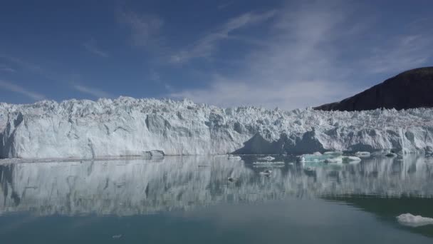 Antartide. Iceberg gigante galleggiante dallo scioglimento del ghiacciaio in Antartide. Vista e tiro 4K da uno yacht. Riscaldamento globale e clima — Video Stock