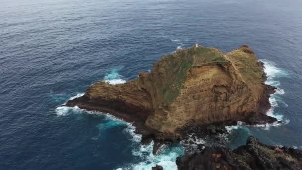 Madeira. Portugalsko. Letecký pohled na ostrov v Atlantském oceánu. — Stock video