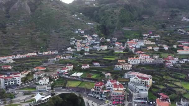Madeira. Portugal. Una vista aérea de la isla en el Océano Atlántico. — Vídeo de stock