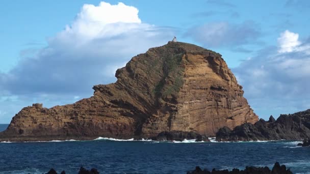 Madeira. Portugal. Una vista aérea de la isla en el Océano Atlántico. — Vídeo de stock