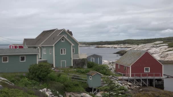 Do Kanady. Kolorowe drewniane domy nad oceanem. Słynna wioska — Wideo stockowe