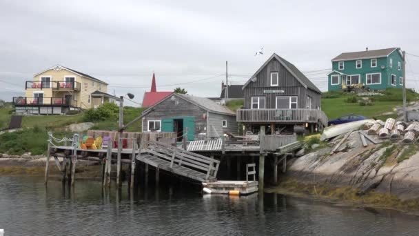 Canada. Colorate case in legno sull'oceano. Famoso villaggio — Video Stock