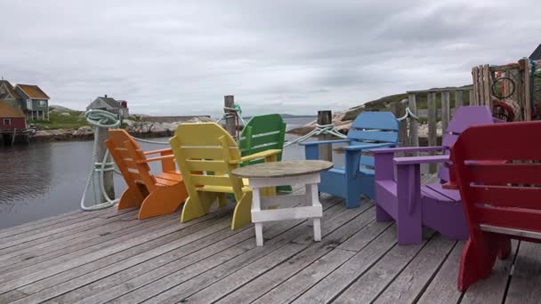 カナダだ。海の上にカラフルな木造住宅。有名な村 — ストック動画