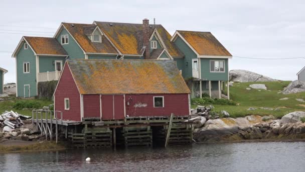 Le Canada. Maisons en bois colorées sur l'océan. Village célèbre — Video