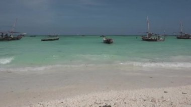 Zanzibar. Tanzanyalı balıkçıların geleneksel ahşap tekneleri
