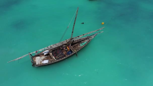 Pescadores dhow de madeira navegando ao pôr do sol em Zanzibar — Vídeo de Stock