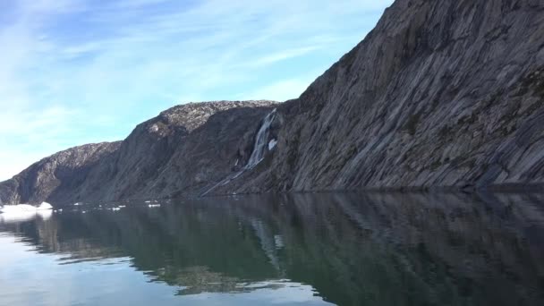 Crociera verso l'Artico. Crociera tra iceberg galleggianti nel ghiacciaio di Disko Bay durante la stagione solare di mezzanotte dell'estate polare. Ilulissat — Video Stock