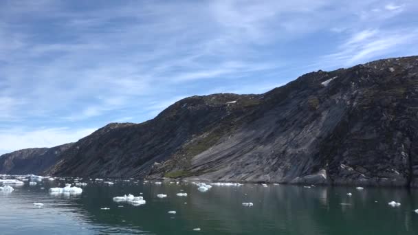 Cruzeiro para o Ártico. Cruzeiro entre icebergs flutuantes na geleira de Disko Bay durante a estação do sol da meia-noite do verão polar. Ilulissat — Vídeo de Stock