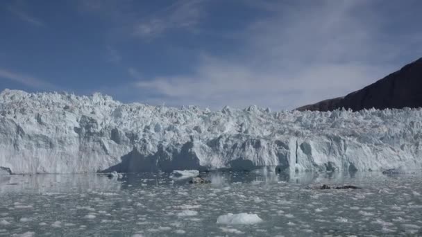Kryssning till Arktis. Kryssning bland flytande isberg i Disko Bay glaciär under midnattssolen säsongen av polar sommar. Ilulissat — Stockvideo